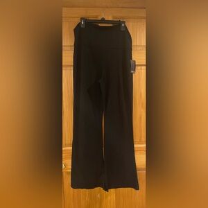 "No Boundaries" branded leggings featuring a textured waffle-knit design. NWT